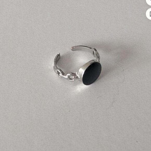 Silver chain ring with black center - Picture 1 of 4